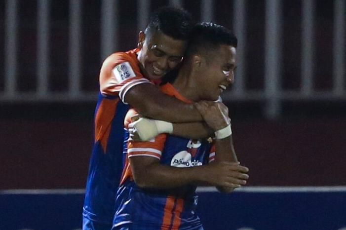 هوغانغ يونايتد يحقق فوزه الآسيوي الثاني Young-Elephants-v-Hougang-celebration