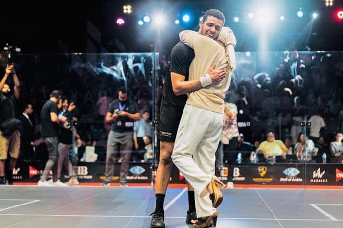 مشهد مؤثر.. والدة لاعب مصري تشاركه فرحة التتويج ببطولة الإسكواش 62bab3524c59b70b622f82f3