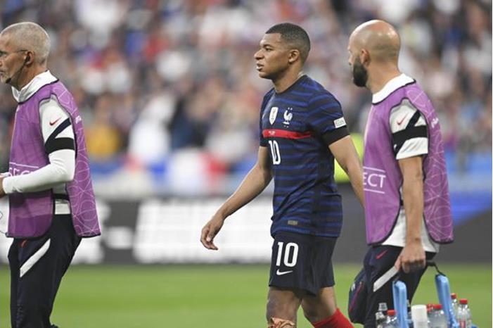 مبابي يتعرض لإصابة مقلقة خلال مواجهة فرنسا والدنمارك 629a85ce423604029d05b26f