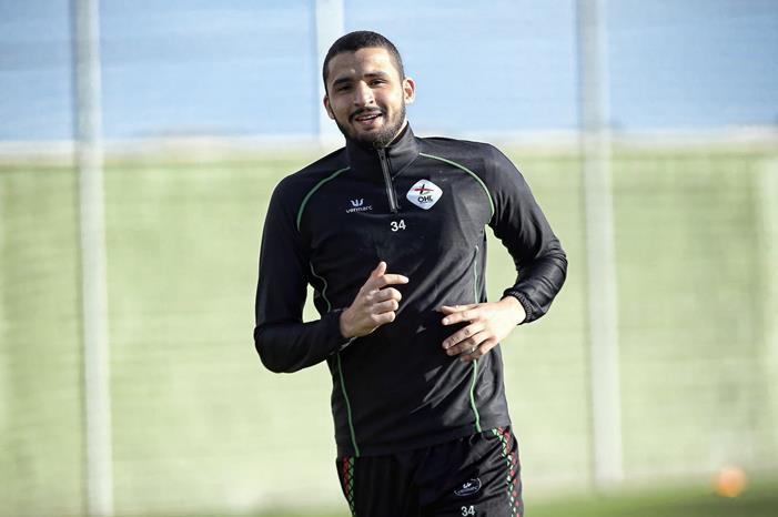 مدافع الجزائر: خضنا مباراة صعبة أمام أوغندا أحمد-توبة-6