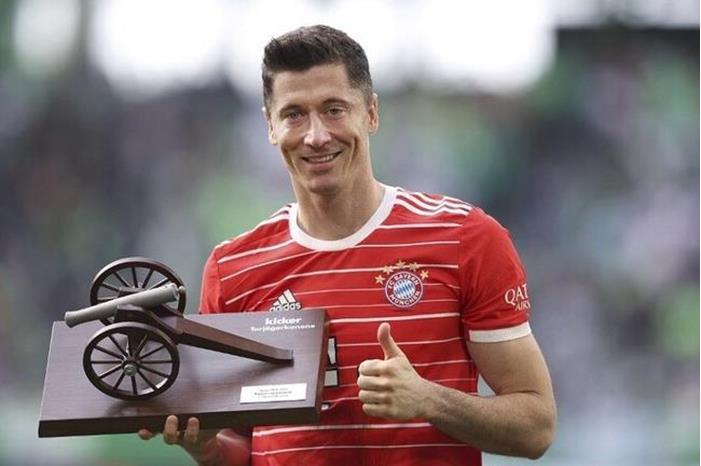 ليفاندوفسكي يتلقى رسالة خاصة من رئيس برشلونة 62a1e8074c59b77c8654ec95