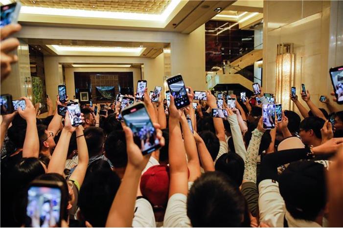 بالصور.. ميسي يحظى باستقبال الأبطال في بكين 2023-06-10-10682897_epa