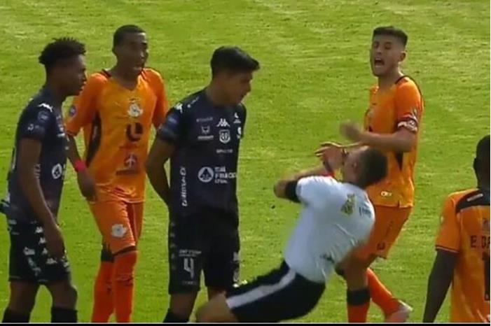 بالفيديو.. لاعب يواجه عقوبة قاسية بسبب نطحة أسقطت الحكم 64880c9f4c59b72b1605aa20