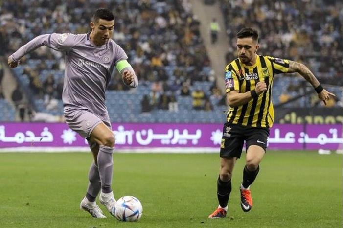 غضب جماهيري ضد نجم نادي الاتحاد بسبب قميص رونالدو 648c49d04c59b718e00f2ad9