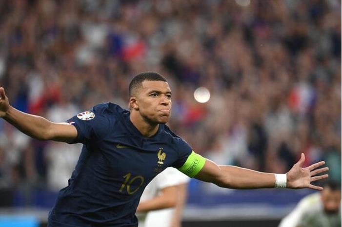 إنجاز غير مسبوق لمبابي يهزم به أساطير فرنسا 649174794c59b73b2a1e34ed