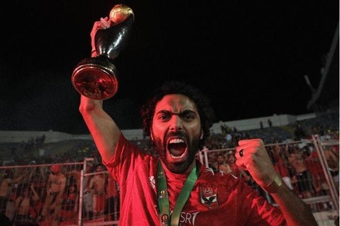 لقطة مؤثرة.. حسين الشحات يتسلم عقد التجديد من يد والدته ويقبلها (فيديو) 6498330d423604361d382747 (1)