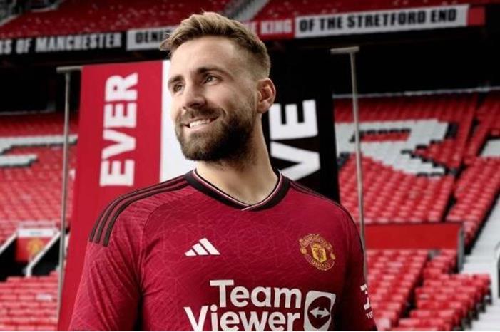 بالصور.. مانشستر يونايتد يقدم قميصه الجديد 129J