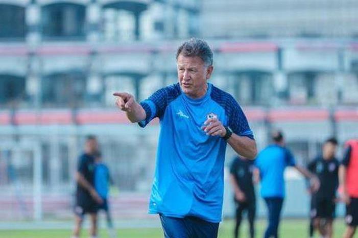 أوسوريو يدرس ضم جمعة لقائمة الزمالك أمام الاتحاد mhmed_aziz_january_1_1_2019_january_koo_1_ibrahim_samir_koo__juan carlos osorio3