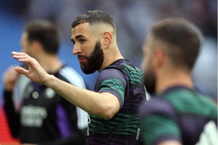 بنزيما يظهر رفقة رئيس نادي الاتحاد السعودي (فيديو) 647ed1064c59b74b6c4bfe17