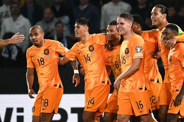هولندا تواجه أيسلندا ودياً قبل كأس الأمم الأوروبية Netherlands-celebrate-team photo-20231016