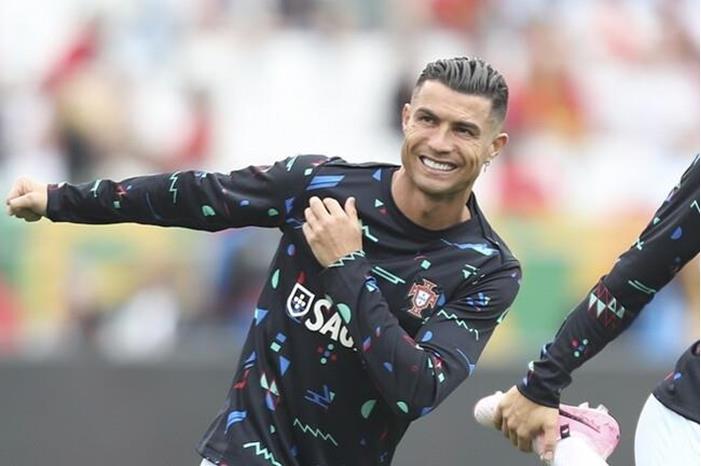 شاهد.. رونالدو يلعب حارسا للمرمى 6665d2a54c59b75fc450e705