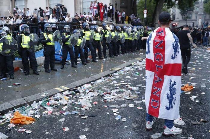 مخاوف العنف تكثف الإجراءات الأمنية في مباراة إنجلترا وصربيا 3