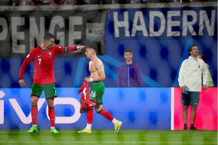 لعب مع الأب ونجله.. الأسطورة رونالدو يكتب التاريخ 667313ef4c59b7730f28907c