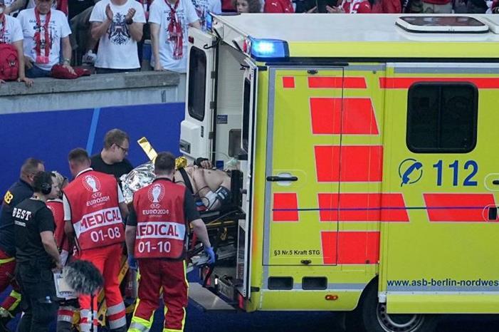 إصابات خطيرة لمشجع بولندي سقط من المدرجات 5