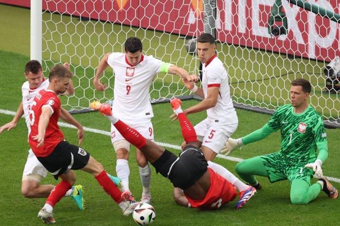 بولندا آخر من يصل وأول من يغادر أمم أوروبا 7