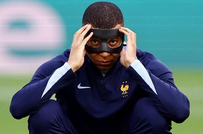 مبابي يطلب 100 مليون يورو من باريس سان جيرمان 202462265454393DJ