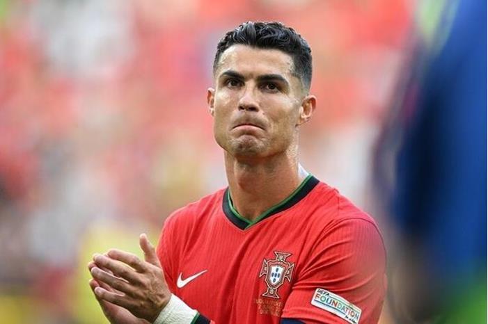 طفل يقتحم مباراة البرتغال وتركيا..  ورد فعل رائع من رونالدو (فيديو وصور) 667726c14c59b713542992d2