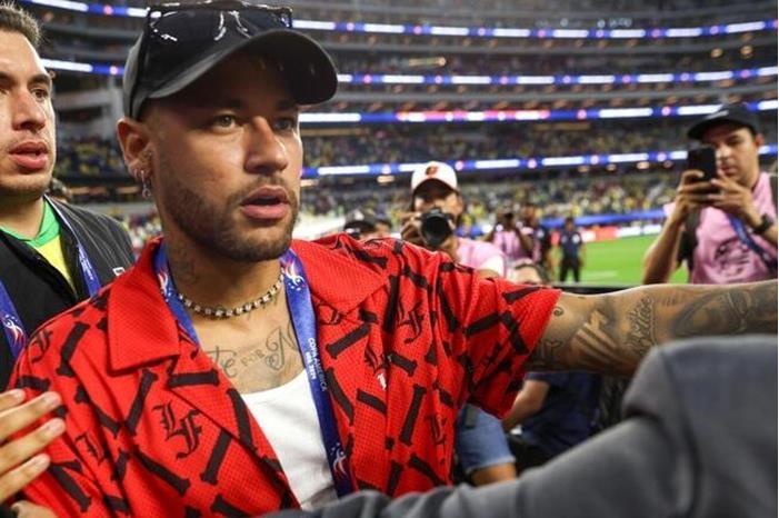 نيمار يفاجئ بائعا متجولا قبل مواجهة البرازيل في كوبا أمريكا (فيديو) 667aaa264c59b753435b948c (1)