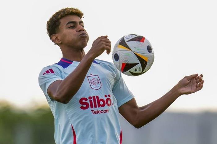 لامين يامال يعلن نجاحه في المرحلة الثانوية 2