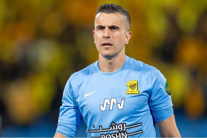 مفاجأة مدوية بخصوص حارس الاتحاد السعودي 2243403