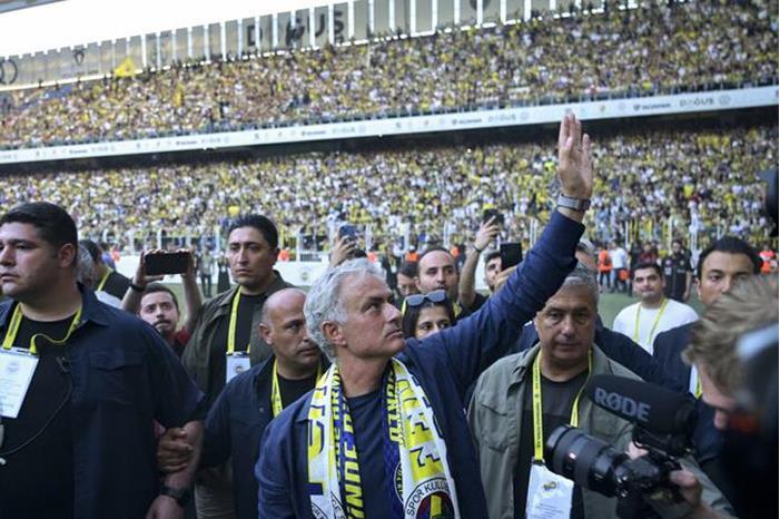 شاهد.. استقبال تاريخي لمورينيو في فنربخشة التركي 665d5f594c59b70e785d11f5