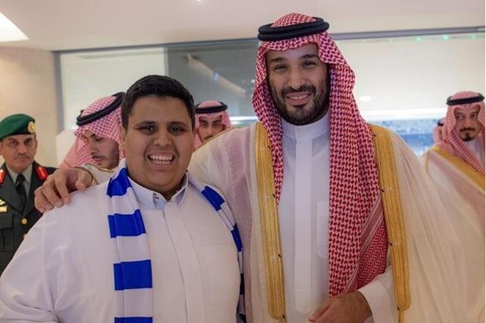مشجع يكشف كواليس التقاطه صورة مع محمد بن سلمان 66608f224c59b723ba47453f