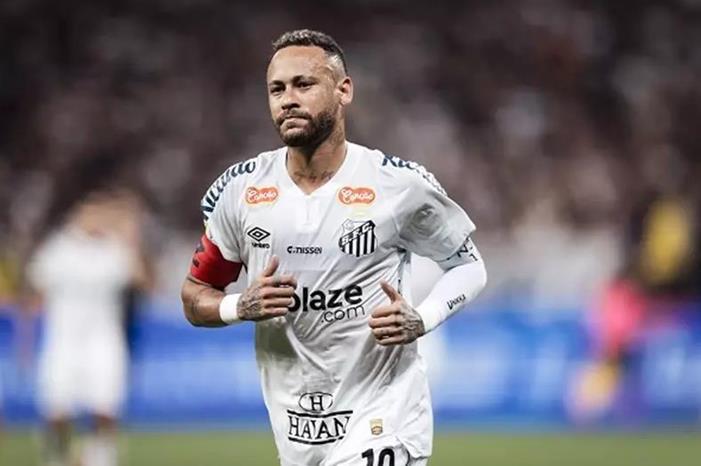 والد نيمار: نرغب في استمراره مع سانتوس نيمار