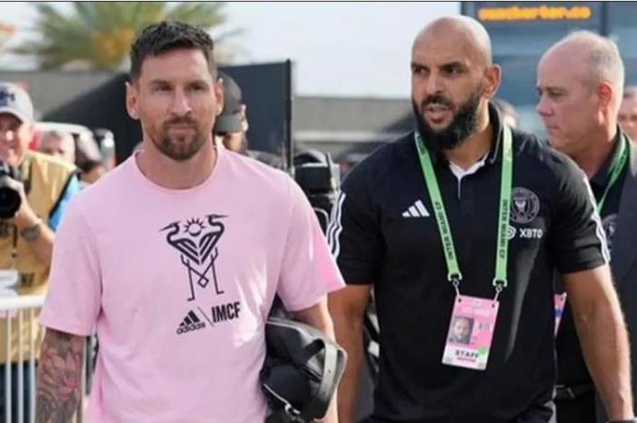 عضلاته لم تنفعه.. رونالدينيو يهين حارس ميسي (فيديو) ميسي