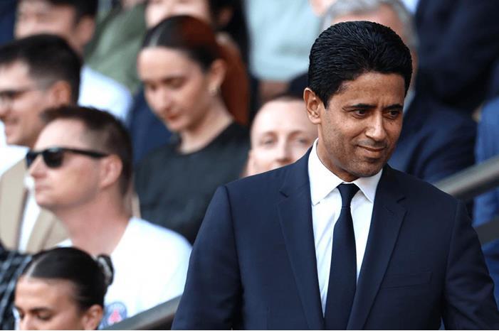 ناصر غانم الخليفي يهنئ لاعبي سان جيرمان.1080