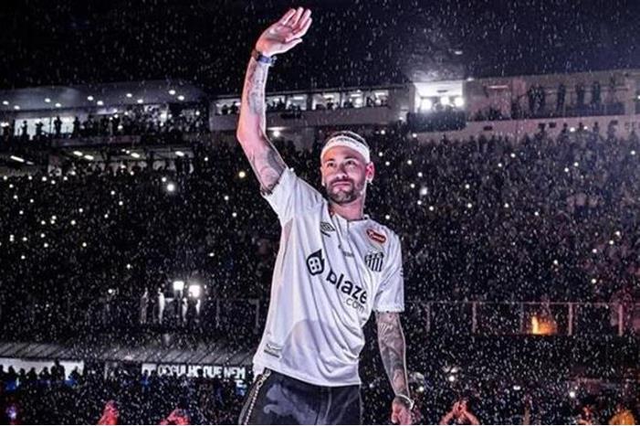 192-125045-neymar-scenes-santos-presentation_700x400