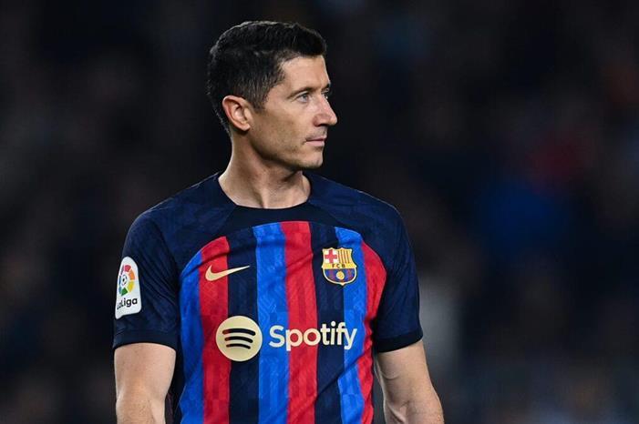 ليفاندوفسكي: موسم برشلونة شبه مثالي.. وعمري مجرد رقم روبرت-ليفاندوفسكي-1080x675