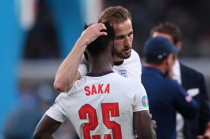 تعليق هاري كين على الإهانات العنصرية يورو 2020  kane-saka-england-euro-2020_rbi7lr51tei912oc2345hegul