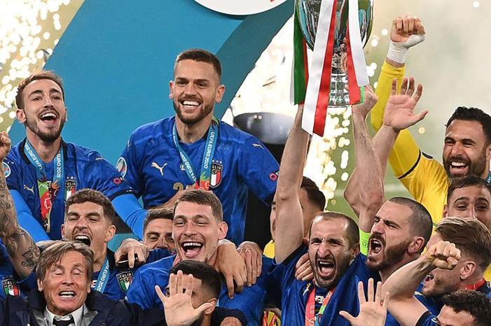 شاهد نجم المنتخب الإيطالي يثير الجدل بتصرف غريب خلال احتفالات التتويج باليورو italy-wins-euro-2020-trophy