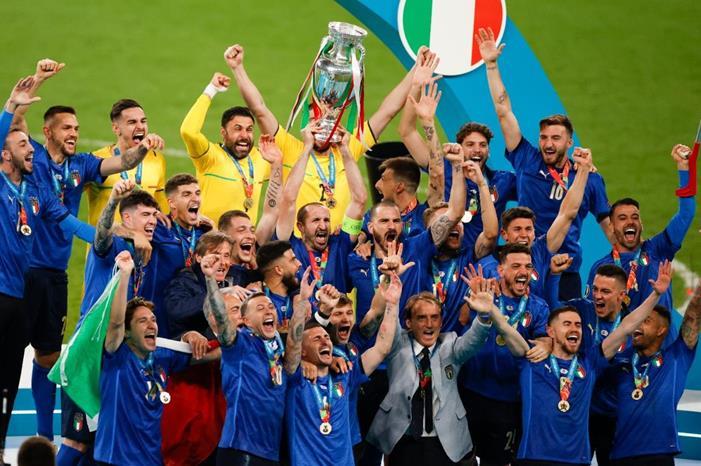 304124-تتويج-منتخب-إيطاليا-(5)