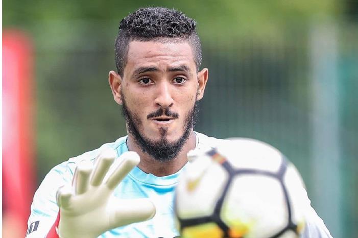 هل يؤكد انتقاله للنصر.. تصرف غريب من حارس الاتحاد فواز-القرني