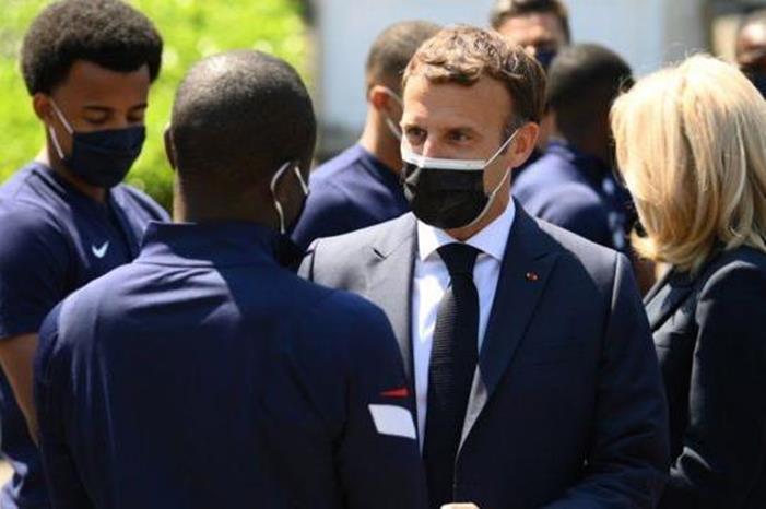 _118874381__118873750_macronfoot