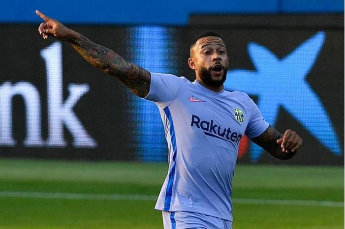 ديباي يعلق على أول مشاركة مع برشلونة 1252917