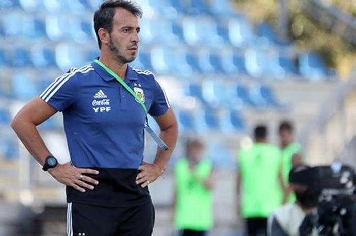 مدرب الأرجنتين : استعدنا التوازن بالفوز على مصر 213