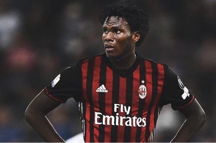 98-041102-kissie-attacks-montella_700x400