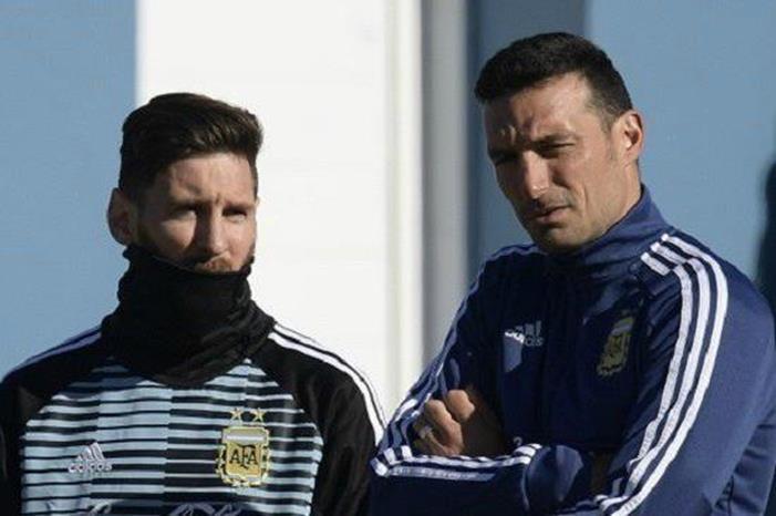 مدرب الأرجنتين : الجميع يستمتع بميسي حتى المنافسين Messi-16
