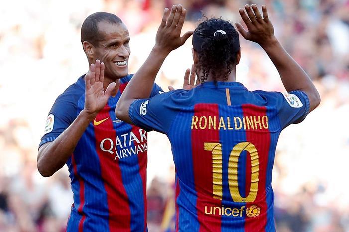 ronaldinho-rivaldo-barcelona-manchester-united-legends-30062017_1niy1kbkklyog1gp28k5zxabji