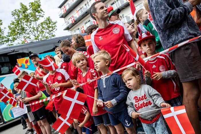 صور : كرة القدم للشجعان ،، قاتل لأجل صديقك  ودافع عن أحلامك وستنجح 621847-منتخب-الدنمارك-(2)