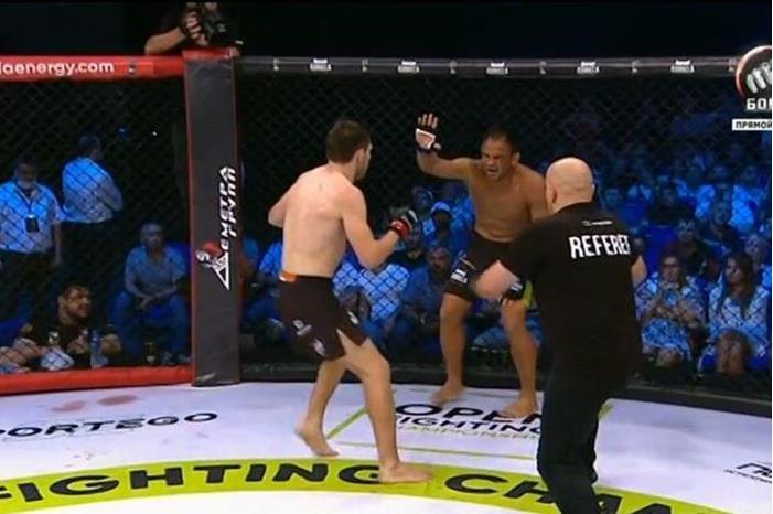 شاهد.. مقاتل يستسلم بعد تلقيه ضربة قوية بالركبة 60e317654c59b74d746f5d7f