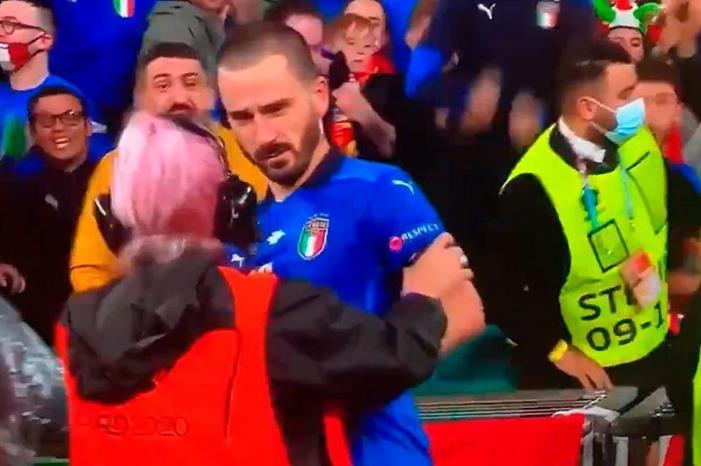 أغرب لقطة في لقاء إيطاليا وإسبانيا.. مسؤولة تمنع بونوتشي من العودة إلى الملعب (فيديو) baa46d3a46