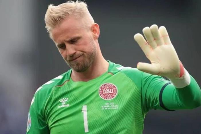 أشعة ليزر أربكت حارس الدنمارك في مواجهة إنجلترا.. فما القصة! 60c7572776120