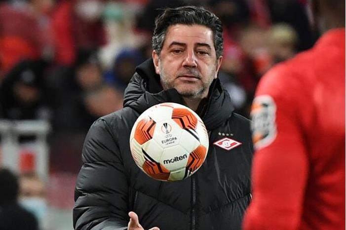 تفاصيل عقد روي فيتوريا مع منتخب مصر 62cd466c42360457f264a5cf