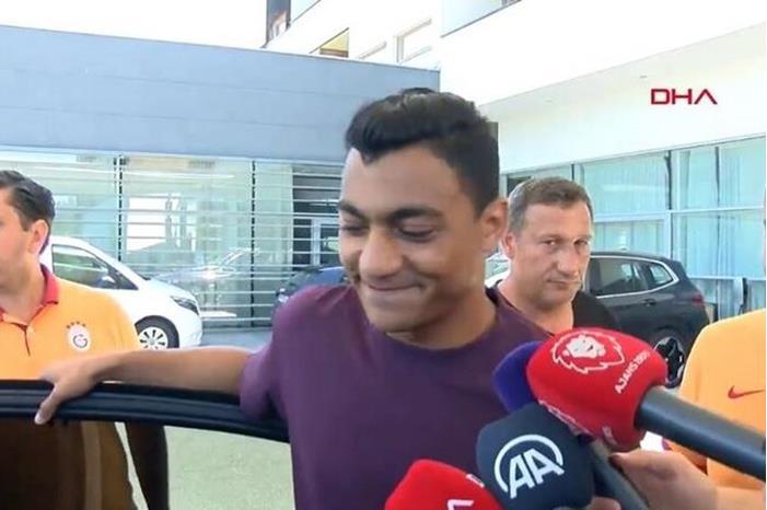 شاهد.. المصري مصطفى محمد يودع غلطة سراي بالدموع 62d6c225423604466359891f