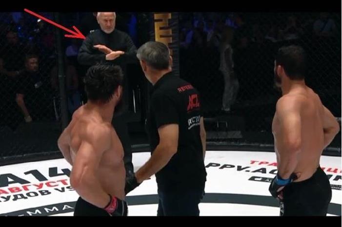 فضيحة.. طرد مقاتلين أثناء نزال بينهما لسبب غريب 62db160542360474e3240179