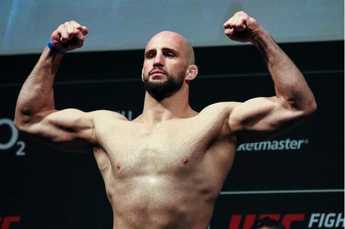 المقاتل السويسري أوزدمير يهزم البريطاني كرايغ (فيديو) 62dc586b4c59b7660a5e2fb8