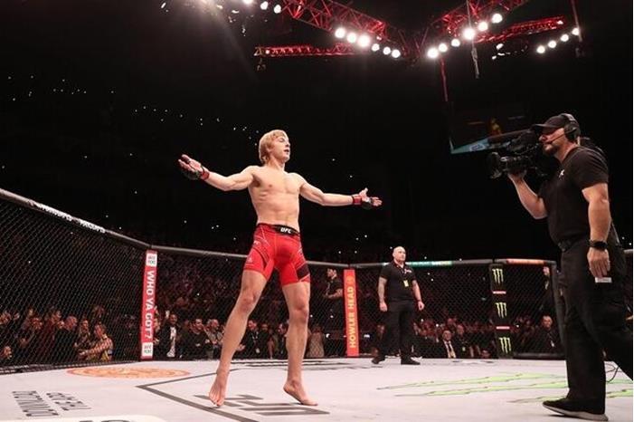 شاهد.. المقاتل الشقي يخنق ملك القردة 62dc653d4c59b7738b73a9ef (1)